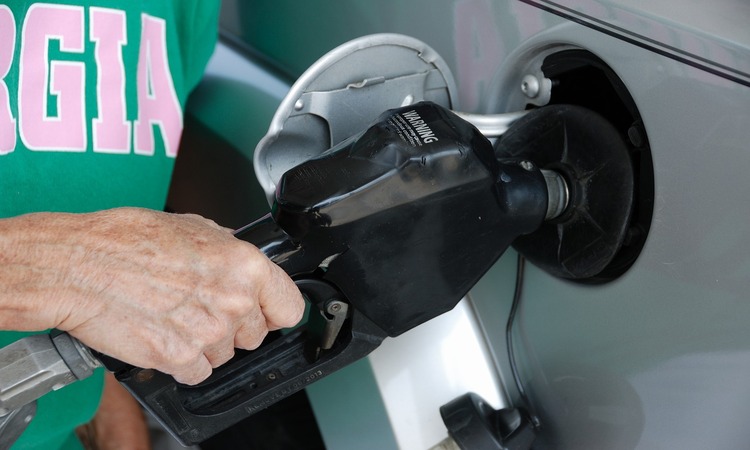 El consumo de carburantes baja cerca de un 6% en abril