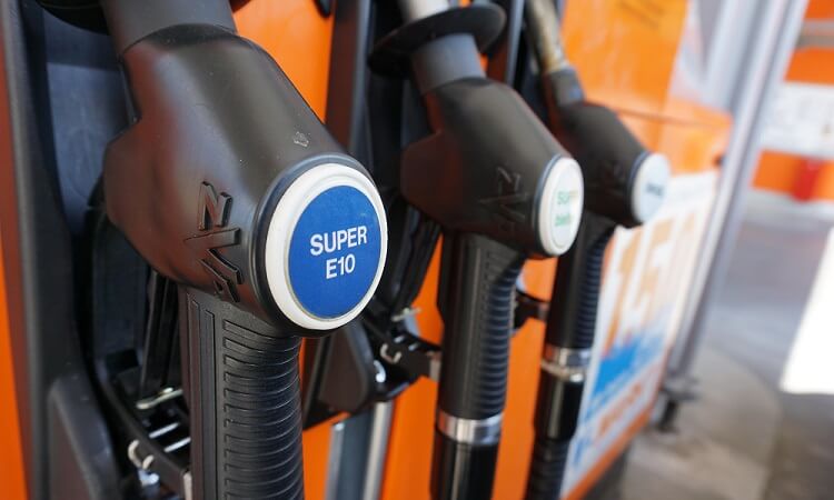 Qué son y cuánto cuestan los combustibles renovables que han obligado a Bruselas a permitir el uso de coches gasolina y diésel