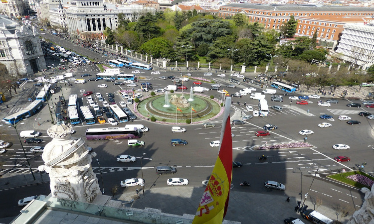 Madrid reprocha a Alberto Garzón que ponga a las autonomías a controlar los descuentos en las gasolineras