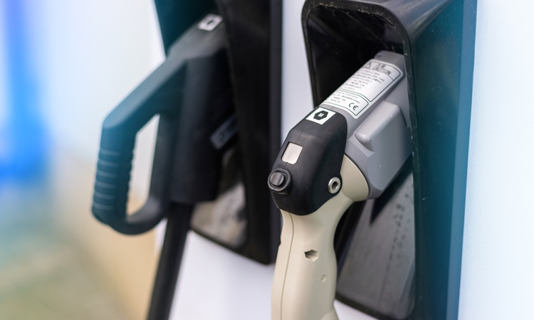 El automóvil avisa al Gobierno de que las ayudas al coche eléctrico no durarán ni dos meses «por falta de fondos»
