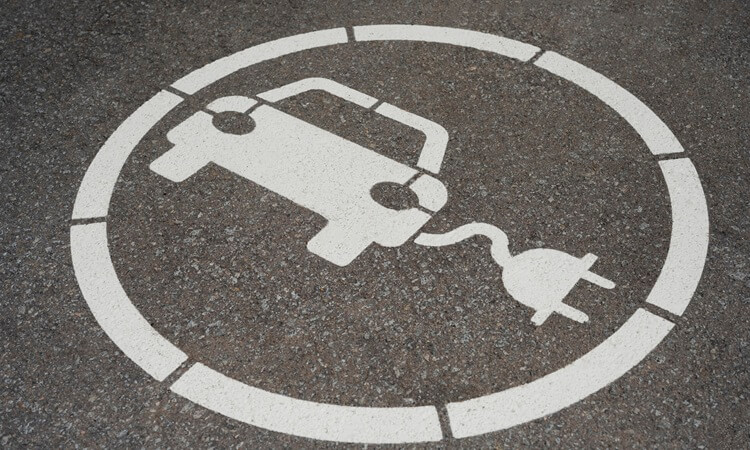 Sánchez presume de transición verde mientras España ya está a la cola en ayudas al coche eléctrico