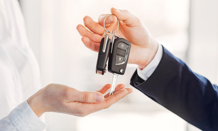 La gente cambia su coche gasolina cada 12 años, pero los que tienen un coche eléctrico lo hacen cada tres, según un estudio