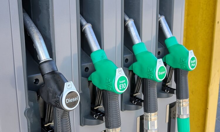 El diésel acelera su caída de precio: está a sólo 4 céntimos de volver a ser más barato que la gasolina