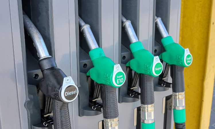 El precio de los carburantes cae por tercera semana consecutiva, pero es un 21% más caro que hace un año
