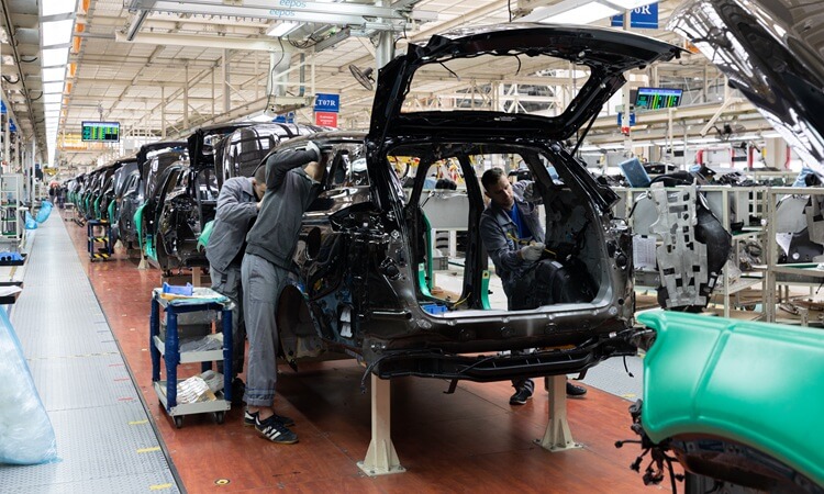 Trump sentencia el futuro del coche eléctrico: “Mientras yo sea presidente, el motor de combustión no desaparecerá”