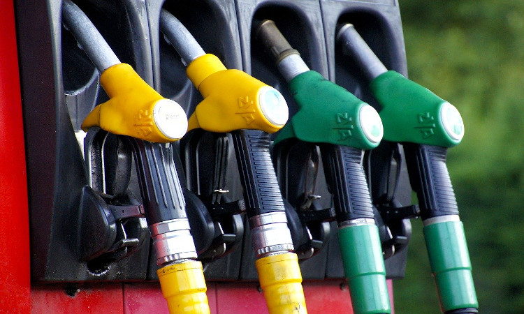 El aumento de la gasolina en Rusia golpea a los consumidores en medio de la inflación y los bombardeos