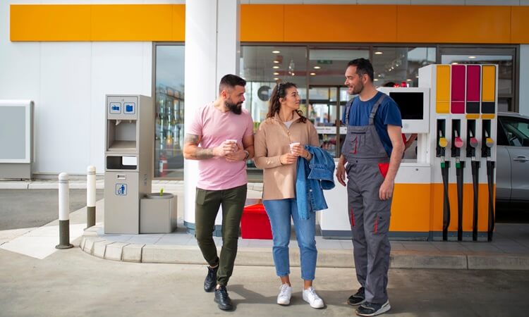 El renacer de las estaciones de servicio: eficiencia energética, innovación y el reto de la visibilidad en las carreteras españolas