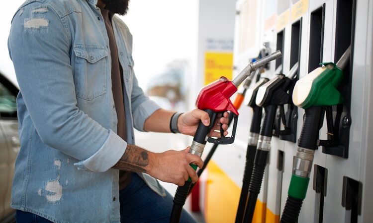 España dispara la producción del ecocombustible que sirve para cualquier coche y no se fabrica con petróleo