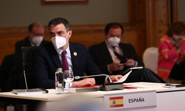 Sánchez amplía a toda la ciudadanía la bonificación de la gasolina