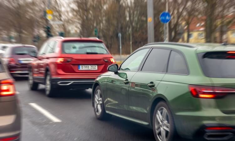 España mantiene el veto a los coches de gasolina y diésel pese a presiones de Bruselas